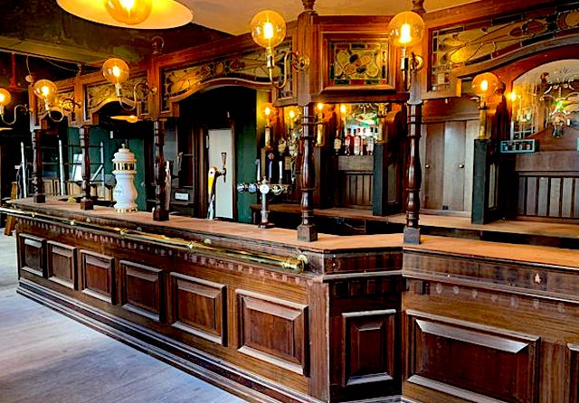 Il bancone english style del New crown pub