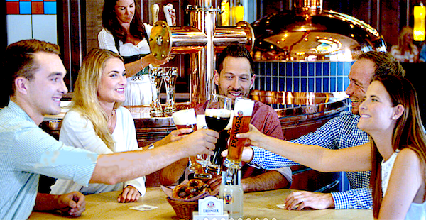 Erdinger brinda all'accordo con Beer Graviity per la distribuzione in Italia