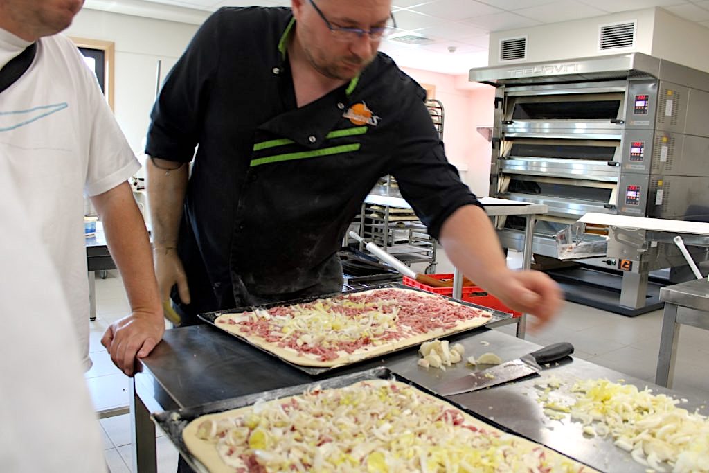 Chimay tramite la sua Fondazione ha realizzato una clinicva per disabili. Nella foto : il laboratorio di panetteria.