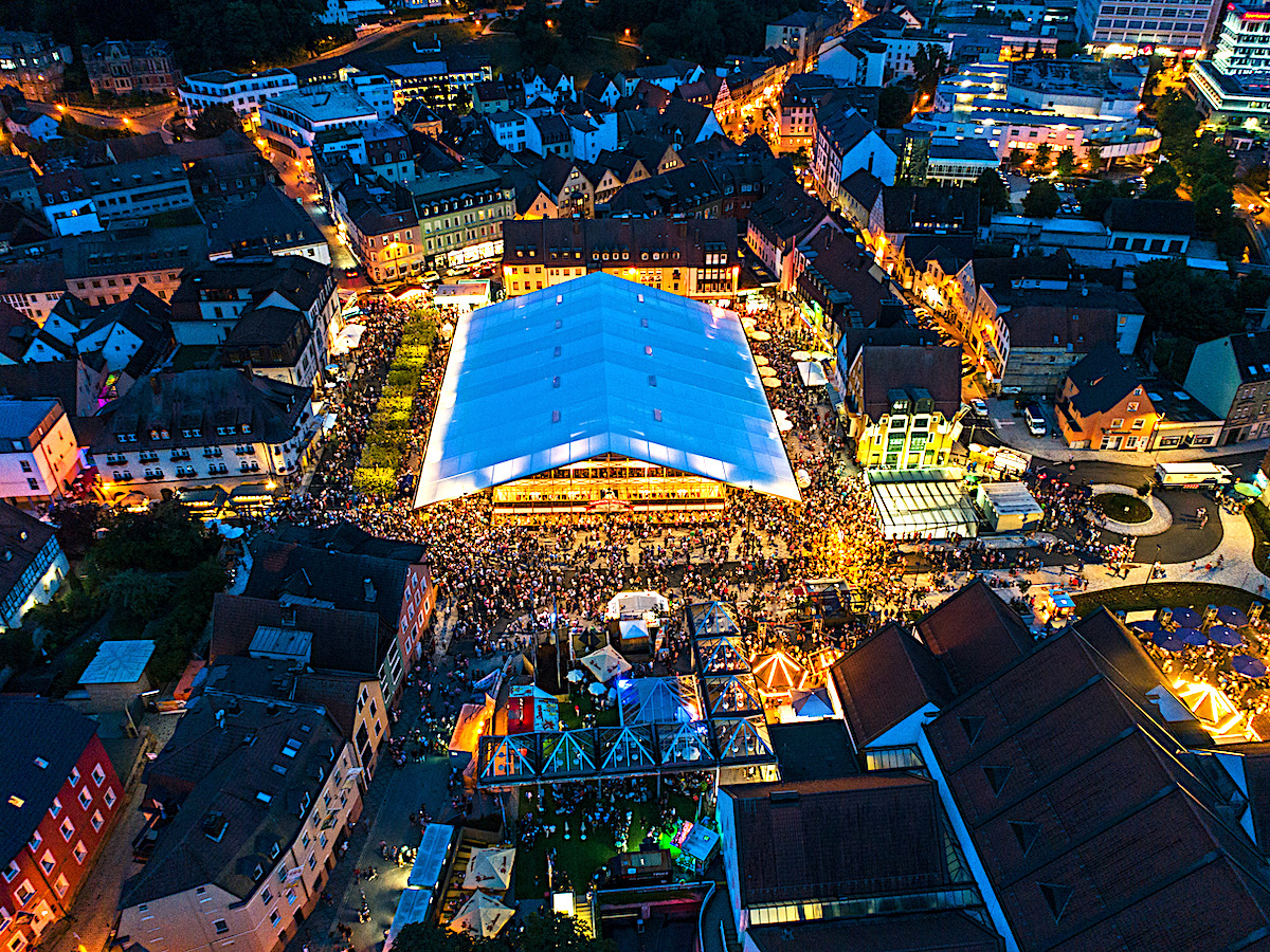 Kulmbacher Bierwoche: veduta aerea dello stadl il padiglioce centrale della festa