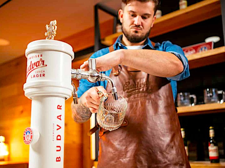 Budweiser Budvar pone l’accento sull’arte di servire birra.