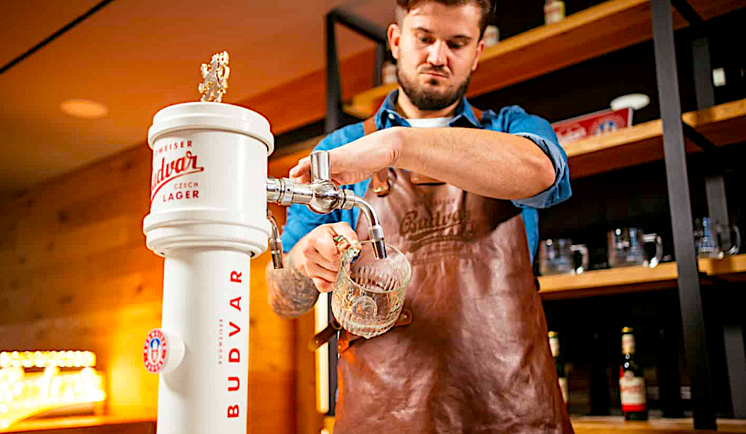 Budweiser Budvar pone l’accento sull’arte di servire birra.