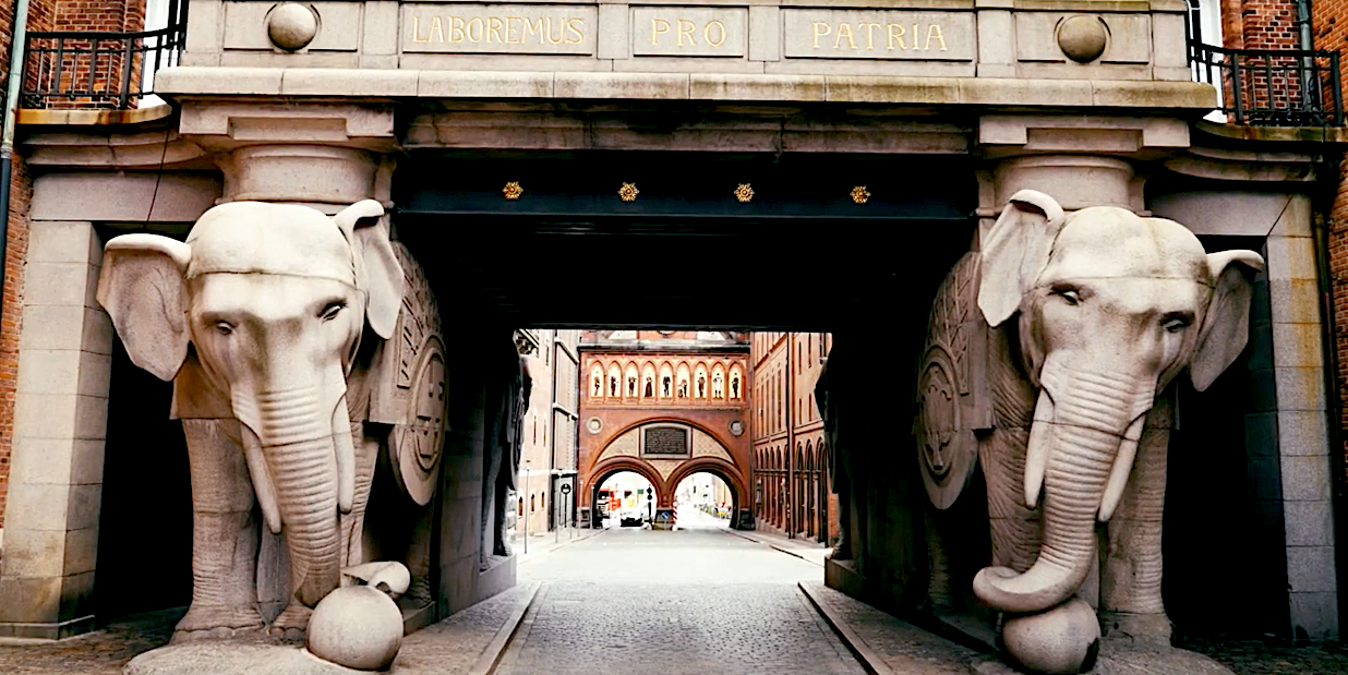 Home of Carlsberg apre a Copenaghen. Nella foto il famoso portale degli elefanti.